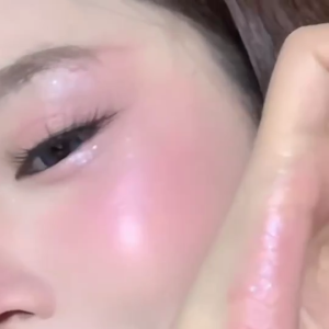 Gege Bear Highlighting Blush Cream Lip And Cheek Dual-Use Non-Caking Non-Drying Long-Lasting Color Suitable For Highlighting Lips And Cheeks.