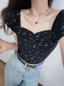 เสื้อยืดแขนสั้นลายดอกไม้สีน้ำเงินสไตล์ฝรั่งเศสสำหรับผู้หญิงในช่วงฤดูร้อน เสื้อตัวสั้นทรงเข้ารูป ลายดอกไม้ แขนสั้น ทรงเข้ารูป