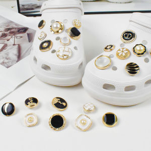 รองเท้าดอกไม้ รูปแบบหัวเข็มขัดสีผสม ที่ถอดออกได้ Jibbilz