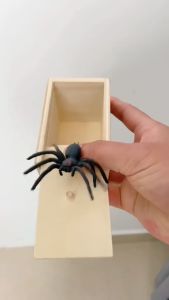 Hộp Nhện Troll Bạn Bè  Mở Hộp Quà Tạo Sự Bất Ngờ Với Con Nhện Silicon Nhảy Ra Như Thật