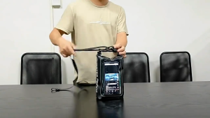 กระเป๋ากันน้ำแบบแห้ง 2 ลิตร พร้อมหน้าจอสัมผัส สำหรับกีฬาผจญภัย เช่น ล่องแก่ง เดินป่า ท่องเรือคายัค OU0039