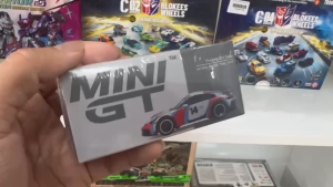 Mô Hình Xe MINI GT Box Version – Porsche 911 Dakar Ice Grey Metallic “Rally 1978” 1/64