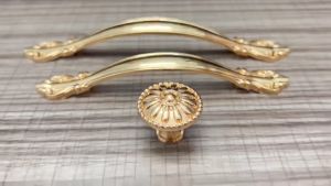 Tay nắm núm  tủ tân cổ điển màu vàng bóngnúm ngăn kéo hợp kim sang trọng cao cấp ( hàng dày đặc )