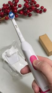 Bàn Chải Pin Oral-B Revolution - Dùng Pin AA Hẹn Giờ 2-Phút Màu Trắng & Đen