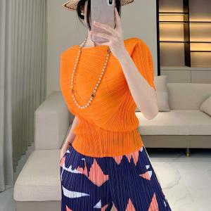 คุณภาพ Amita⭐Miyake เสื้อจีบแขนสั้นพิเศษใหม่เรียบง่ายอเนกประสงค์และสง่างามสีทึบสำหรับการเดินทางและมัดเอวและเสื้อยืดรัดรูป