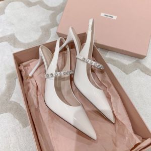 Miu ผู้หญิง รองเท้าแตะ 2023 ใหม่ ฤดูร้อน สีนู้ด สีสิทธิบัตรส้นหนา หนัง อินเทอร์เน็ตคนดังนางฟ้าสไตล์รองเท้าส้นสูงรองเท้าเดียว