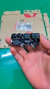 Box Sạc Mica dùng pin 18650 và pin 21700 sử dụng mạch sạc nhanh 22.5W 4 đèn báo mức pin cao cấp ( không bao gồm mạch)
