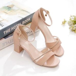 รองเท้าแตะหนังแท้แบบหัวเหลี่ยมพร้อมหัวเข็มขัดกลางน่องแบบโปร่งอากาศสำหรับฤดูร้อน รองเท้าส้นสูงแบบสวมสำหรับผู้หญิง