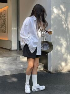 เสื้อเชิ้ตแขนยาวบางสำหรับผู้หญิงในช่วงฤดูร้อนปี 2025 ดีไซน์ใหม่ เสื้อเชิ้ตแขนยาวแบบสวมใส่หลายชั้น ทรงหลวม สไตล์เรโทร