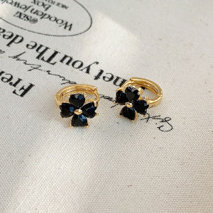 ต่างหูรูปดอกไม้สี่ใบสีแดงสไตล์เกาหลี ต่างหูรูปใบไม้แบบเรียบง่ายสำหรับผู้หญิง วัสดุอื่นๆ ที่ทำจากโลหะผสม