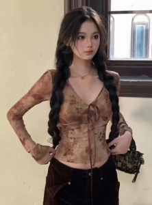 STR พร้อมส่ง🦊✨เสื้อครอป เสื้อแขนยาวผูกโปว์คอวี สีน้ำตาล เซ็กซี่แฟชั่นผู้หญิง สไตล์สาวแซ่บย้อนยุคเก๋ไก๋เข้ารูป ดูแพงงานดี