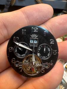 Đồng hồ namcụm mặt số (dial) kết hợp với bộ máy cơ (movement) của một chiếc đồng hồ cơ tự động (Automatic) thuộc thương hiệu DOMINIC. Size 32mm lộ timchạy full 5 kim và 1 ô cửa lịch chỉ bộ máy không có ty và núm