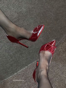 รองเท้าส้นสูงหัวแหลมสีแดง Laureltree สำหรับผู้หญิง ฤดูใบไม้ร่วง/ฤดูหนาว รองเท้าส้นเดี่ยวแบบเปิดข้าง หัวเข็มขัด V รองเท้าแฟชั่น