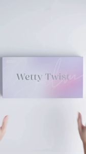 Deesay ลิปบํารุงริมฝีปาก สีชัด สัมผัสเบาบาง ไม่เหนอะหนะ 1.8g มี SPF15 Wettytwist