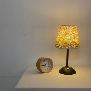 โคมไฟ 🌟 โคมไฟหัวเตียง ไฟตกแต่งห้อง ยุโรปที่ทันสมัยตกแต่งห้องจัดงานแต่งงานให้อาหารโคมไฟตั้งโต๊ะขนาดเล็กเตียงนอนที่อบอ