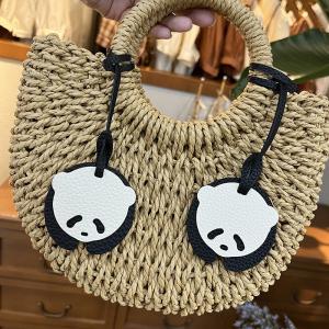 จี้กระเป๋าหนังลายลิ้นจี่กังฟูน่ารัก จี้รถยนต์ กระเป๋าสะพายไหล่ หนังแท้ ลายลิ้นจี่ ของตกแต่งรถยนต์ สไตล์การ์ตูน