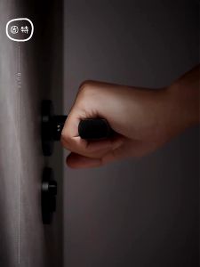 ลูกบิดก้านโยกห้องนอน มือจับล็อคประตูอลูมิเนียม ลูกบิดประตูก้านโยก สีดำ เสียงเงียบ พร้อมล็อคในตัว กุญแจ 3ดอก แบบเหลี่ยมยาว ติดตั้งประตูไม้ รุ่นใหม่ ติดตั้งง่าย ที่ล็อคประตูห้อง ก้านโยกประตู ลูกบิดสแตนเลส สไตล์ยุโรป ลูกบิดก้านโยก ทนทาน กันสนิม ล็อคประตูเงีย - Lazada