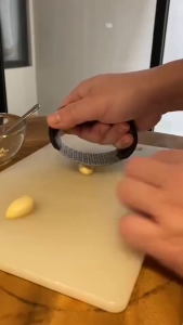 Alat Penghancur / Pengerus Bawang Putih Stainless Steel dengan Ganggang Hitam