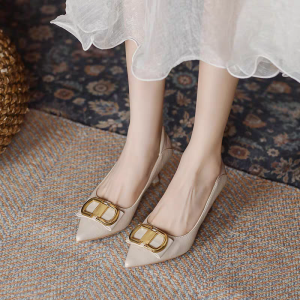 รองเท้าส้นสูงหนังแท้ขนาดเล็กสำหรับผู้หญิง ทรงหัวแหลม ส้นบาง สีดำ ทรงโปร่ง สวมใส่สบาย หนังนิ่ม รองเท้าแฟชั่น