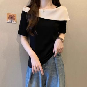 WANGGONGZHU | เสื้อยืดแขนสั้นไหล่เดียวคอกลมแขนสั้นผู้หญิงฤดูร้อน 2025 ใหม่สไตล์ฝรั่งเศสหรูหรา ตัดเย็บแบบผสมผสาน ดีไซน์เล็ก