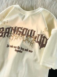 เสื้อยืดผ้าฝ้ายสไตล์อเมริกันวินเทจหลวมพอดีพร้อมพิมพ์ตัวอักษรสําหรับผู้ชายผู้หญิงขนาดบวกแขนสั้นเสื้อผ้าทํางานลําลอง