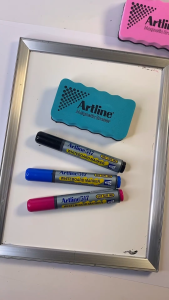 ปากกาไวท์บอร์ด ชุด 4 ด้าม ไร้กลิ่น อาร์ทไลน์ หัวตัด (สีแดง) ไร้กลิ่นฉุน เปิดฝาทิ้งไว้ได้ 48 ชม.