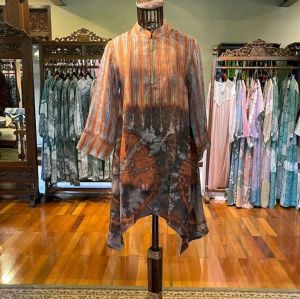 Kelly Tunik Viscos by Dian Pelangi LIMITED EDITION Blouse Baju Atasan Kemeja Blus Outfit Casual Formal Kerja Kantor Pesta Pernikahan Kondangan Lebaran Wanita Hijaber Cantik Anggun Modis Modern Simple Elegan Mewah Model Korea Terbaru Motif Jumputan