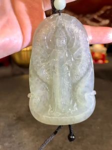 GradeA burma jadeite thousand Guanyin高品💯天然冰种通透翡翠玉 - 千手观音 雕刻度属于难的等级，需细心慢磨雕刻 工序繁琐    玉牌高Height: 7cm  宽Width: 4.3cm  厚度Thickness: 0.5cm  重Weight: 31g  想了解更多请查询小助手🫰