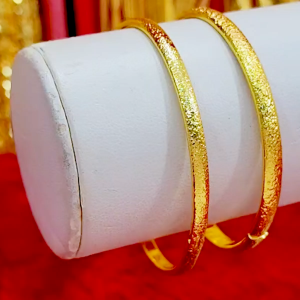 กำไลซี กำไลทอง น้ำหนัก 1 สลึง เส้นผ่านศูนย์กลาง 5.5 ซม. ลายพ่นทราย รับประกัน 1 ปี ทองชุบ เสริมบารมี ใส่อาบน้ำได้