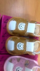 Sandal Tập Đi Cho Bé Chống Trơn Thoáng Khí Đế Mềm Hình Sư Tử Phát Tiếng KêuHàng Bé Baotou La Hét DépBé Gái 0-2 Tuổi Trẻ Sơ Sinh Bé Gái Tập Đi Giày 034