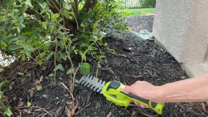 🇸🇬 ReadyStock - 7.2V Electric Grass&Shrub Shear 2 in 1 Lithium-ion Rechargeable Cordless Hedge Trimmer Weeding Shear Garden Tools 电动篱笆剪
