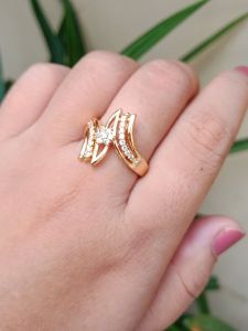 CINCIN TITANIUM IMPORT MODEL ZIGZAG DILAPISI FULL PERMATA ANTI LUNTUR LAPIS GOLD PERHIASAN WANITA DEWASA MODEL TERBARU KEKINIAN