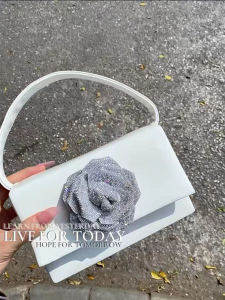 กระเป๋าสี่เหลี่ยมเล็กแบบสะพายข้างหรูหรา กระเป๋าถือ PU ผิวแวววาวประดับเพชร กระเป๋าถือแบบมีซิป กระเป๋าสะพายข้างสำหรับเยาวชน