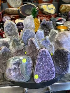 7/9 updated murah amethyst cluster nice raw stone 天然水晶晶镇有着聚集人气和财气、可放在财位或入门后的走道旁。 摆放在文昌位置有助于考运和晋升👍 摆放在办公室助于思考&智慧&旺人脉&招来好运