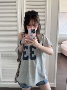 📌Lan แขนสั้น เสื้อยืด เปิดไหล่ การพิมพ์ สันทนาการ หลวม การออกแบบถนนวินเทจ