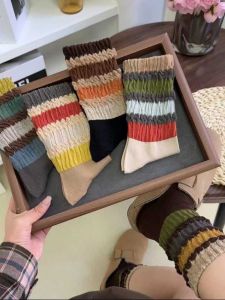 ถุงเท้าผู้หญิงถุงเท้าลำลองฤดูใบไม้ผลิและฤดูร้อน ถุงเท้าลำลองแบบสูง ถุงเท้าลายทางสีรุ้งย้อนยุค ถุงเท้าลำลองแบบสวมสบายสำหรับผู้หญิง