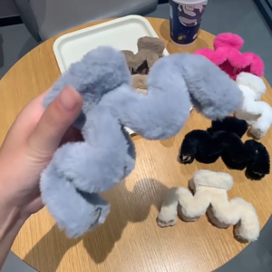 Jedai Rambut Model Gelombang Fluffy Jepit Cakar Hiu Keriting Bulu Haluss Jepitan Klip Rambut Lucu Wanita Stylish Modis dan Elegan Cocok untuk Semua Jenis Rambut dan Aktivitas Harian HHG