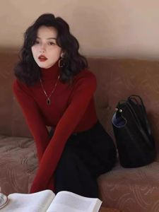 เสื้อสเวตเตอร์คอตั้งสีแดงสไตล์ย้อนยุคสำหรับผู้หญิง เสื้อชั้นในสีพื้นแขนยาวทรงสลิมฟิตสไตล์เกาหลี เสื้อชั้นในสุดหรูหรา