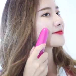 (Quà Tặng 1 SP Ngẫu Nhiên) Massage mắt mini cầm tay 208 + Pin AA - Electric Mini Vibrations Pouch Eye Massage Pen (Bút Massage mini cầm tay máy mát xa mắt mini)