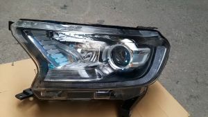 Đèn pha Ford Ranger Wildtrak 2018 có bi có mí