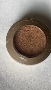 Phấn phủ dạng nén MILANI FACE POWDER 06 MEDIUM TAN 10.5g che phủ từ nhẹ đến trung bình cho lớp nền lì tự nhiên của Mỹ