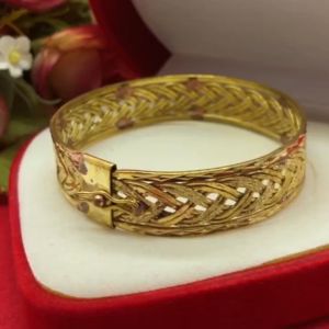 กำไลคลิปล็อคงานดิบทองเหลืองลายเปียจิกสลับเงา เส้นผ่านศูนย์กลาง 5.6 ซม.งานดิบไม่ได้ชุบ ทองเหลืองโบราณ ใส่อาบน้ำได้ พร้อมส่ง