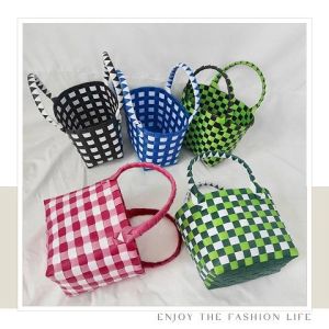 Psion คอลเล็คชั่นใหม่พร้อมส่ง กระเป๋าสานงานแฟชั่น ทรงเหลี่ยม ใบกระทัดรัด น้ำหนักเบา พกพาง่าย จะถือเก๋ๆใส่ของจุกจิกก็สวยเลิศไม่ซ้ำใคร พร้อมส่งความสดใสถึง 4 สีให้เลือก ใครสนใจ กดสั่งได้เลย