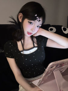 เสื้อยืดแขนสั้นลายจุดเซ็กซี่สำหรับผู้หญิงในช่วงฤดูร้อน เสื้อคลุมแบบสองชิ้นที่ซ่อนได้ ขอบลูกไม้ เสื้อคลุมกระชับสัดส่วน ทรงเข้ารูป แฟชั่นฤดูร้อน