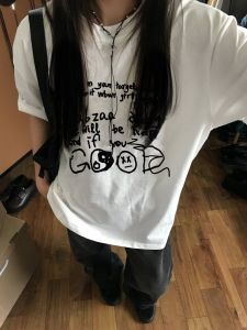 เสื้อยืดผ้าฝ้ายทรงหลวมความยาวปานกลางสําหรับผู้หญิงที่มีการออกแบบพิมพ์สไตล์ย้อนยุคเสื้อผ้าทํางานแขนสั้นขนาดใหญ่สําหรับฤดูร้อน