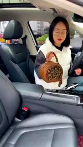 Móc treo đồ ô tô kèm giá đỡ kẹp điện thoại trên xe ô tô gài trước ghế sau tiện lợi thiết kế chắc chắn cao cấp