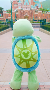 🐢💚 100% Authentic Disney Sea Olu Mel Plush Toy – Limited Edition Turtle from Aulani Resort & Tokyo DisneySea!  🎵 Meet Olu Mel – Duffy’s cheerful turtle friend who loves spreading happiness through his music! This super soft huggable plush brings islan