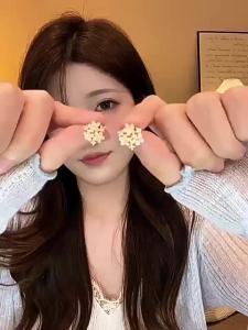 Phụ Kiện Tai Đẹp Hoa Cao Cấp Màu Vàng Không Cần Xỏ