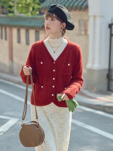 เสื้อสเวตเตอร์ถักสีแดงสไตล์ฝรั่งเศสย้อนยุค ทรงหลวม สำหรับผู้หญิง ฤดูใบไม้ร่วง 2025 ดีไซน์ใหม่ เสื้อคาร์ดิแกนเปิดไหล่