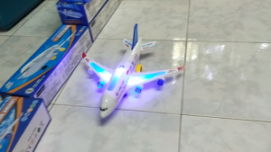 พร้อมส่ง เครื่องบินของเล่นสำหรับเด็ก วิ่งได้ มีไฟ มีเสียงเพลง ชนแล้วถอย อัตโนมัติ เครื่องบินAirbus A380✈️